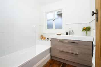 2/4 Crescent Road, Epsom