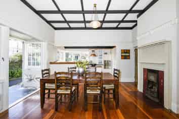 2/4 Crescent Road, Epsom