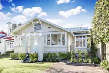 2/4 Crescent Road, Epsom