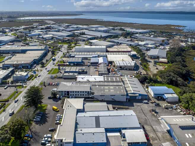 Functional office and warehouse in Rosebank