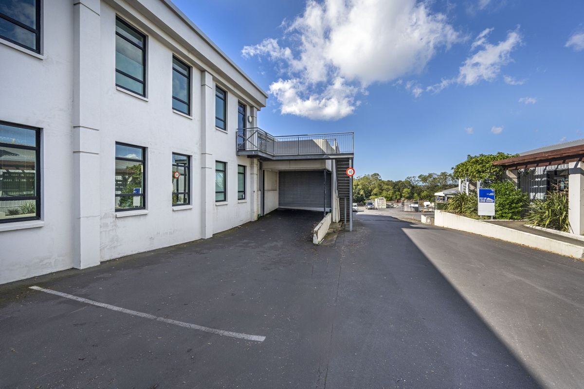Functional office and warehouse in Rosebank – další