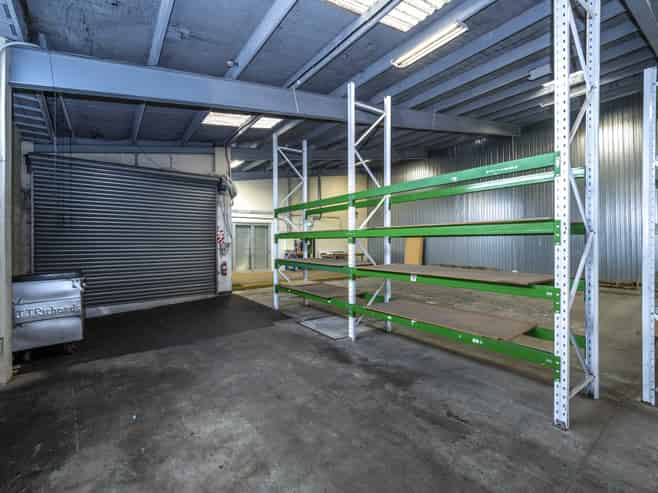 Functional office and warehouse in Rosebank