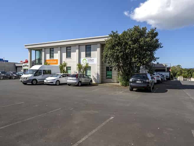 Functional office and warehouse in Rosebank