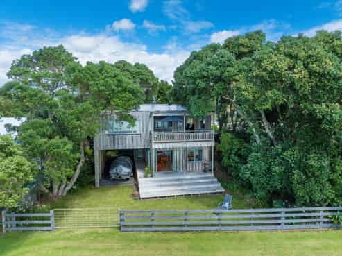 1684 East Coast Road, Whakatiwai