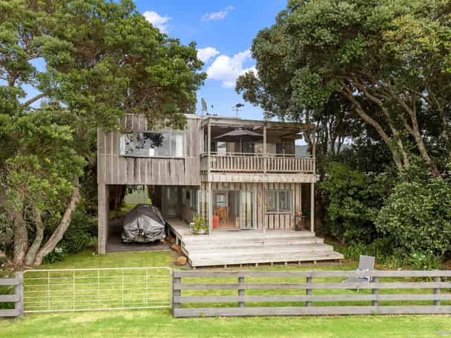 1684 East Coast Road, Whakatiwai