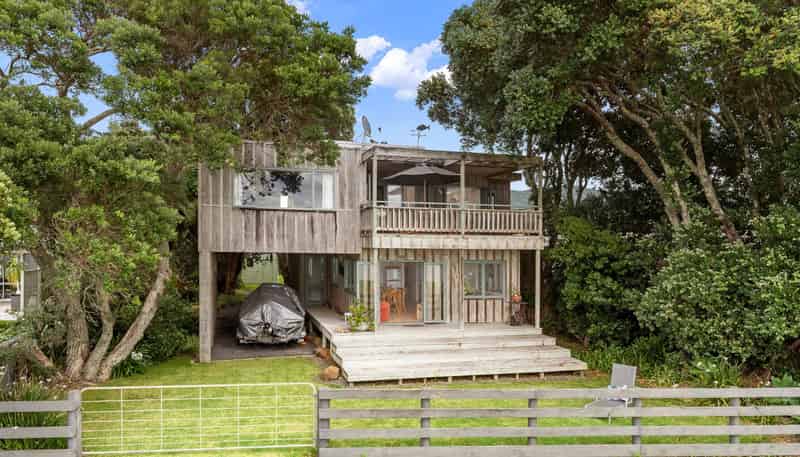 1684 East Coast Road, Whakatiwai