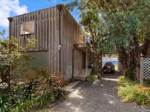 1684 East Coast Road, Whakatiwai