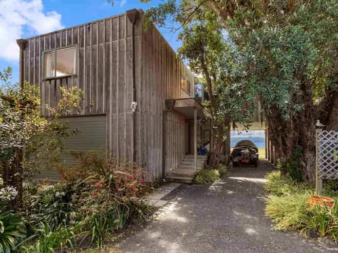 1684 East Coast Road, Whakatiwai