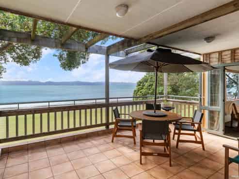 1684 East Coast Road, Whakatiwai