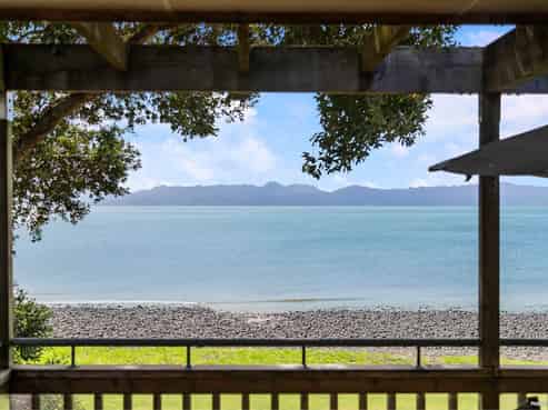 1684 East Coast Road, Whakatiwai