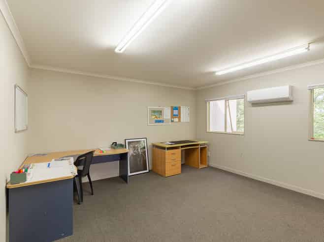 275sqm 4 Bay Industrial Warehouse with Large Yard