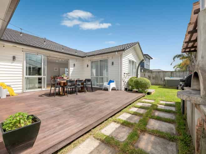 9 Defender Crescent, Beachlands