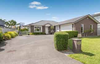 9 Defender Crescent, Beachlands