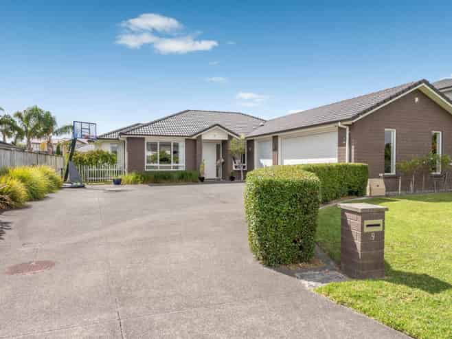 9 Defender Crescent, Beachlands