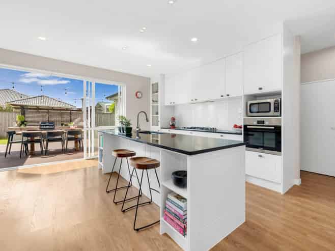 9 Defender Crescent, Beachlands