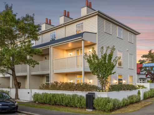 67 Hastings Street West, Sydenham