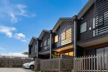 3/233 Great North Road, Henderson