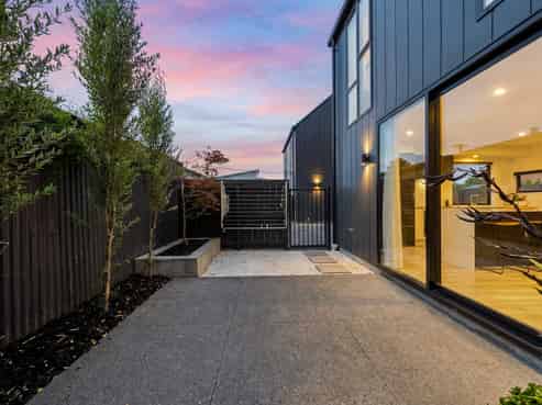 2/42 Dickens Street, Addington