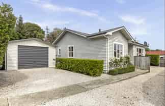 6 The Ridgeway, Enner Glynn