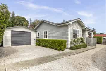 6 The Ridgeway, Enner Glynn