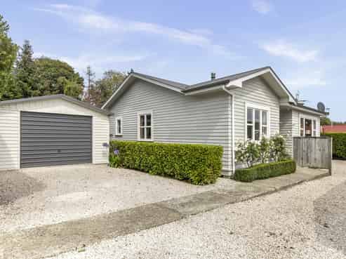 6 The Ridgeway, Enner Glynn