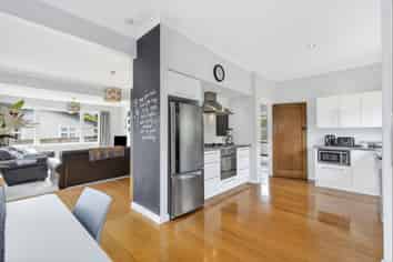 6 The Ridgeway, Enner Glynn