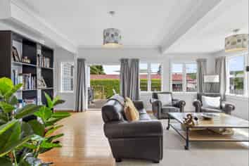 6 The Ridgeway, Enner Glynn