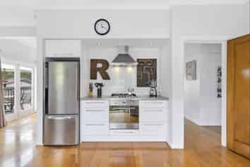 6 The Ridgeway, Enner Glynn