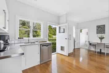 6 The Ridgeway, Enner Glynn