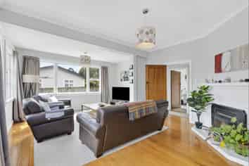 6 The Ridgeway, Enner Glynn