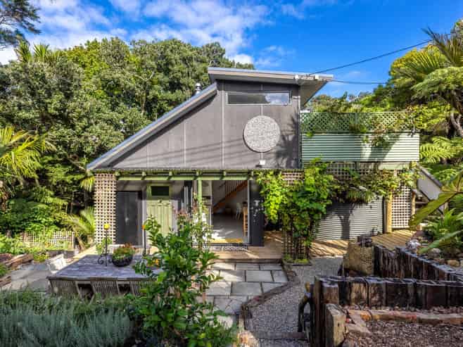 33 Beatty Parade, Surfdale