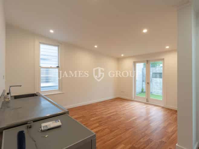 BOUTIQUE OFFICE WITH COURTYARD APPEAL