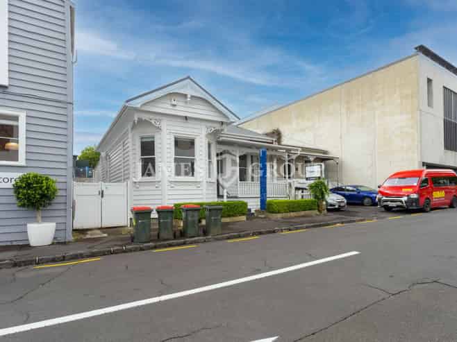 BOUTIQUE OFFICE WITH COURTYARD APPEAL