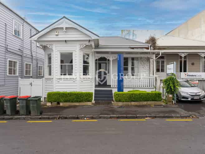 BOUTIQUE OFFICE WITH COURTYARD APPEAL