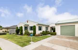 199 Frimley Oaks, Frimley