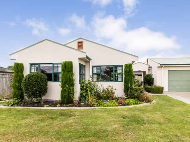 199 Frimley Oaks, Frimley