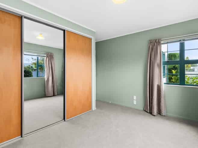 199 Frimley Oaks, Frimley