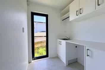 8/233 Great North Road, Henderson