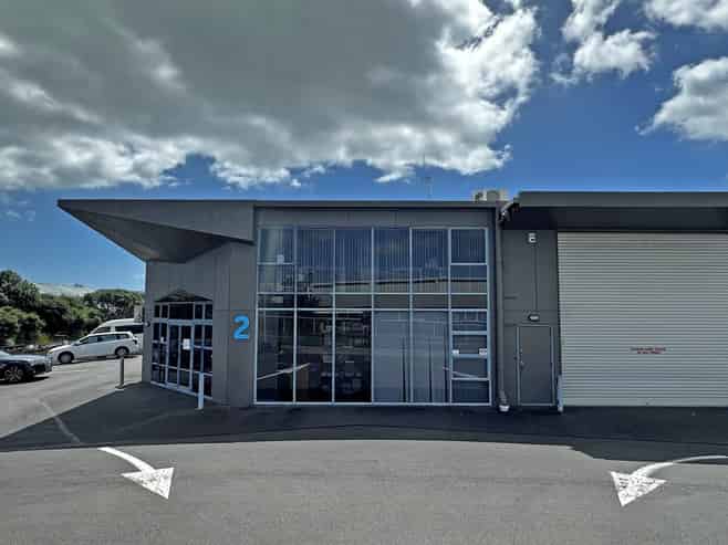 The showroom/office with warehouse