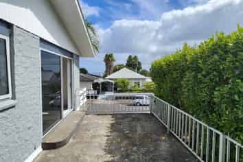 1/246 Courtenay Street, Strandon