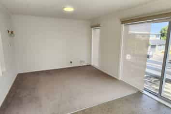 1/246 Courtenay Street, Strandon