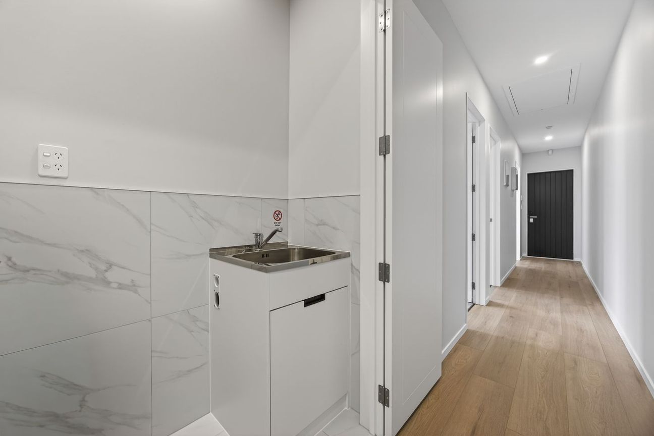 Live or Invest In Beautiful family Home! - Aanzicht 6