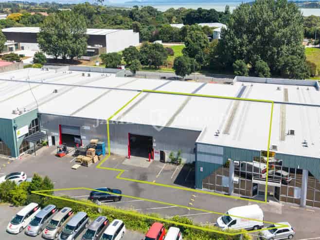 Convenient Container Friendly Near the Airport