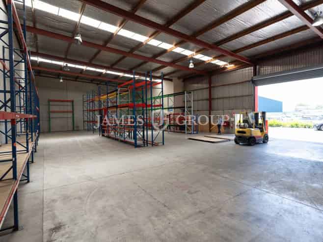 Convenient Container Friendly Near the Airport