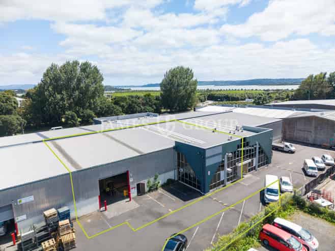 Convenient Container Friendly Near the Airport