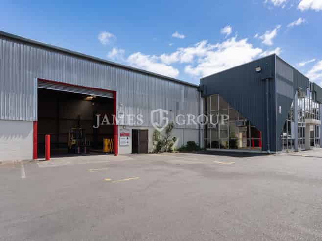 Convenient Container Friendly Near the Airport