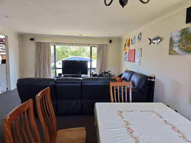 8 Alvre Place, Flat Bush