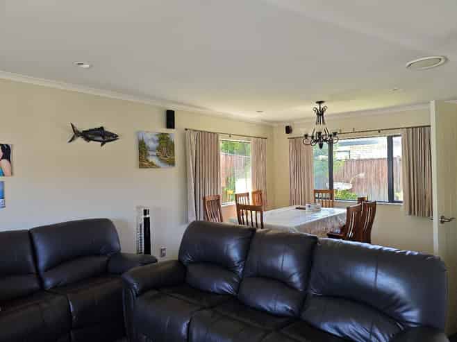 8 Alvre Place, Flat Bush