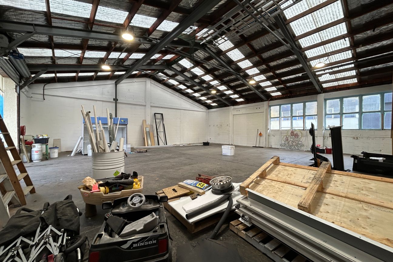 Basic Workshop with Offices & Car Parking - Mai multe