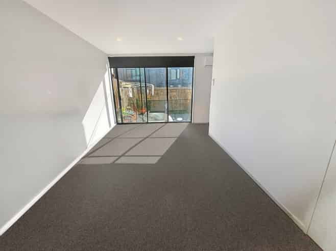 1/329 Lincoln Road , Addington